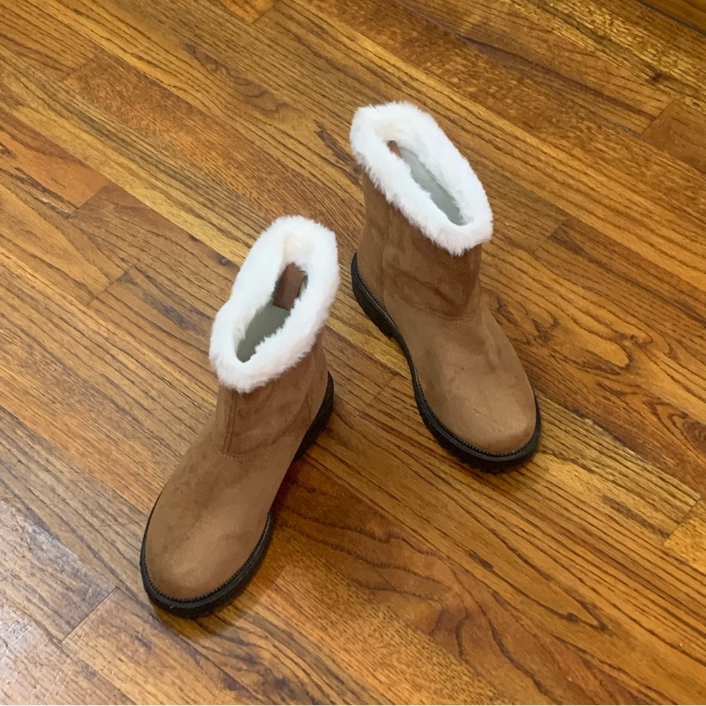 Old Navy Cozy Faux-Suede Faux-Fur Trim Boots Booties Tan Brown Color NWOT
Girls - Picture 8 of 13